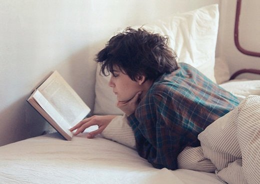 一个人看书图片唯美 静静的看书图片大全