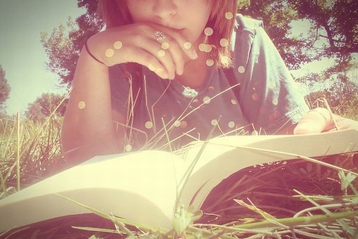 一个人看书图片唯美 静静的看书图片大全