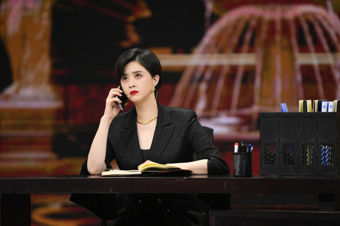 蒋欣利落短发西装造型现场图片图片