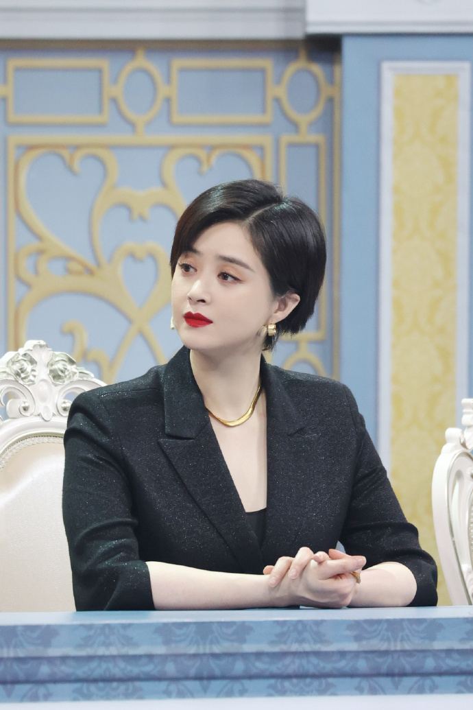 蒋欣利落短发西装造型现场图片图片
