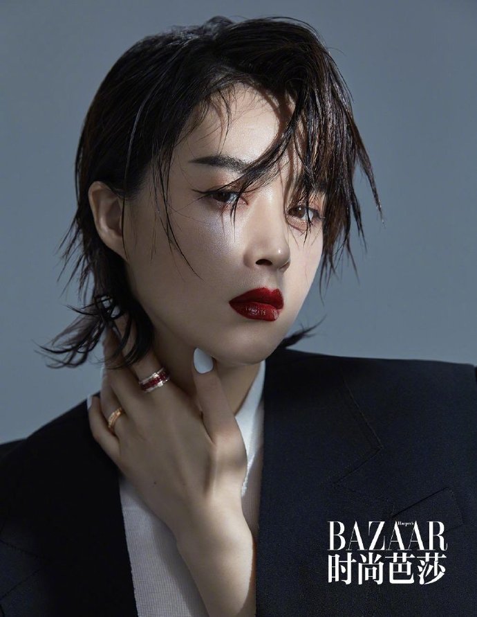 蒋欣慵懒卷发性感红唇造型写真