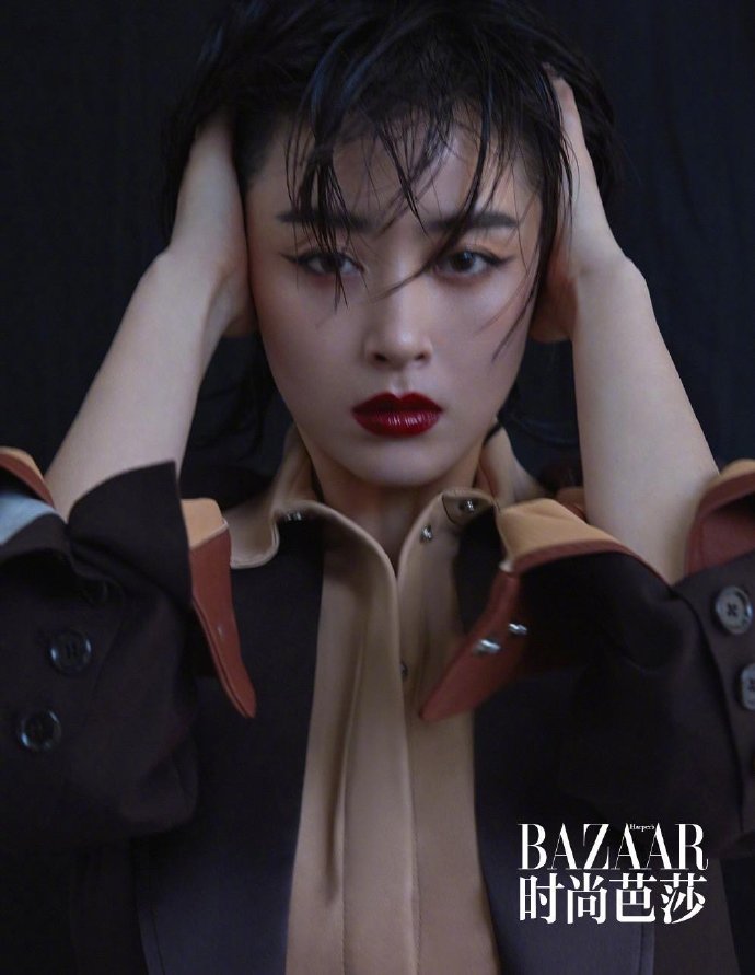 蒋欣慵懒卷发性感红唇造型写真