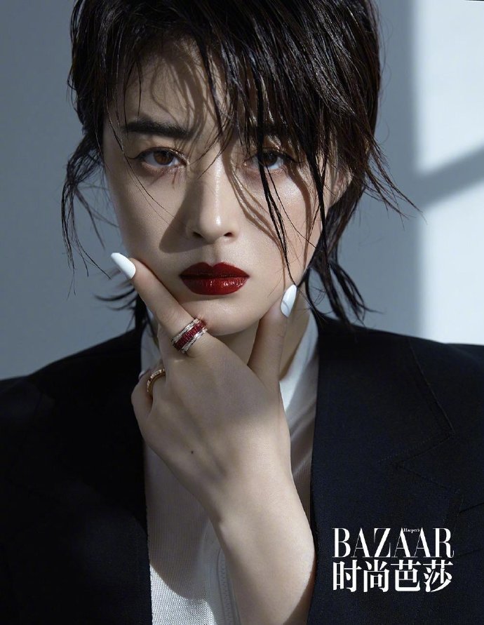 蒋欣慵懒卷发性感红唇造型写真