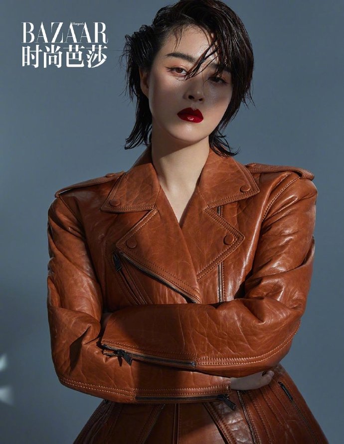 蒋欣慵懒卷发性感红唇造型写真
