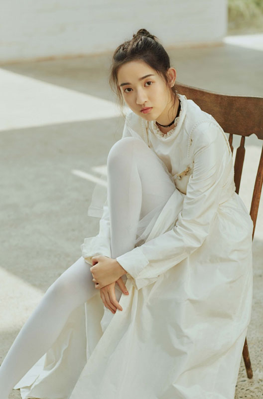 王玉雯丸子头天鹅颈气质迷人写真