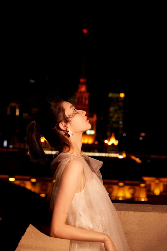 王玉雯夜景天台高清写真图片