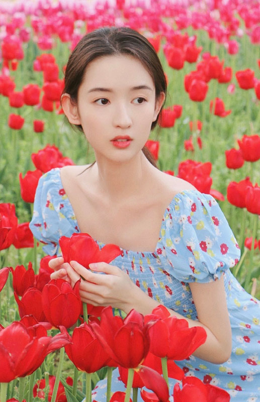 王玉雯碎花裙温婉甜美风写真