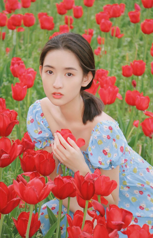 王玉雯碎花裙温婉甜美风写真