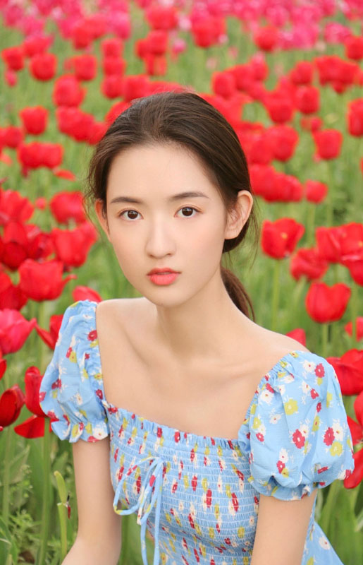 王玉雯碎花裙温婉甜美风写真