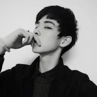孤单一个人男生黑白伤感头像