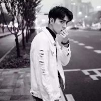 孤单一个人男生黑白伤感头像