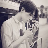 孤单一个人男生黑白伤感头像