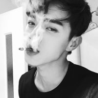 孤单一个人男生黑白伤感头像