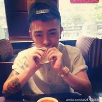 喝奶茶的男生QQ头像