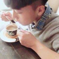 喝奶茶的男生QQ头像