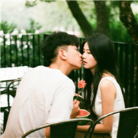 小清新情侣两人一张亲吻头像