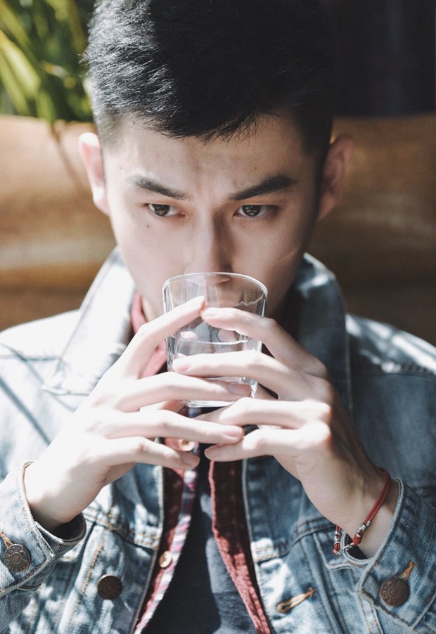 林嘉伦牛仔装帅气型男图片