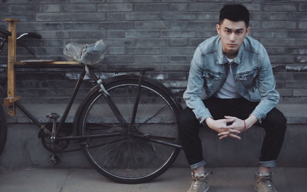 林嘉伦牛仔装帅气型男图片