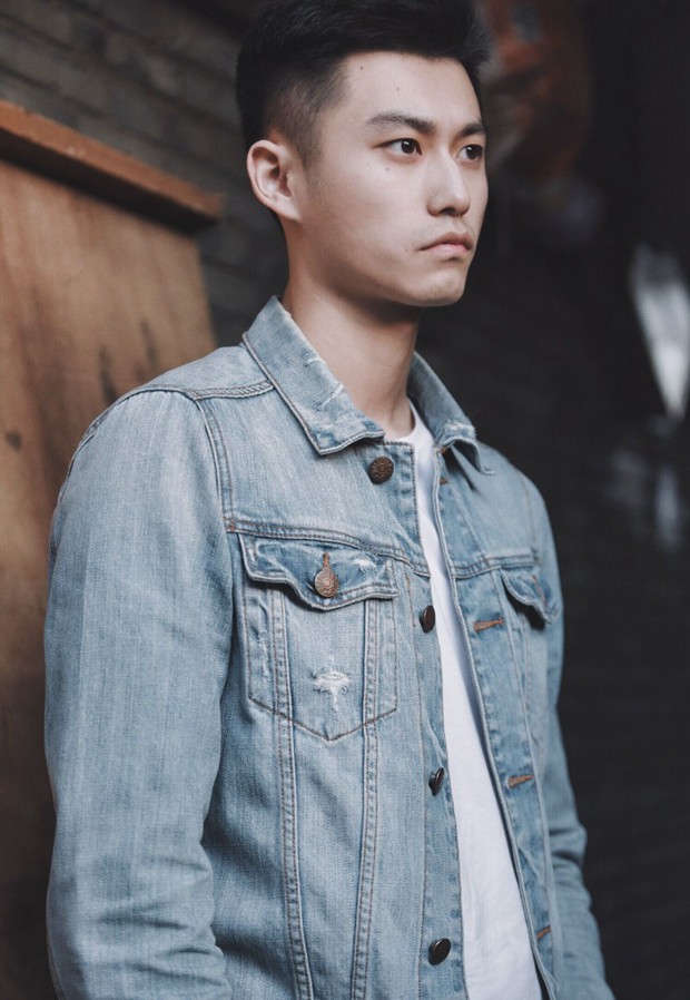 林嘉伦牛仔装帅气型男图片
