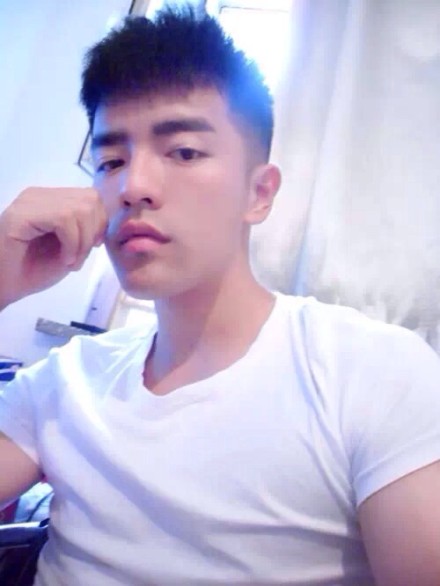网络运动型男生自拍照