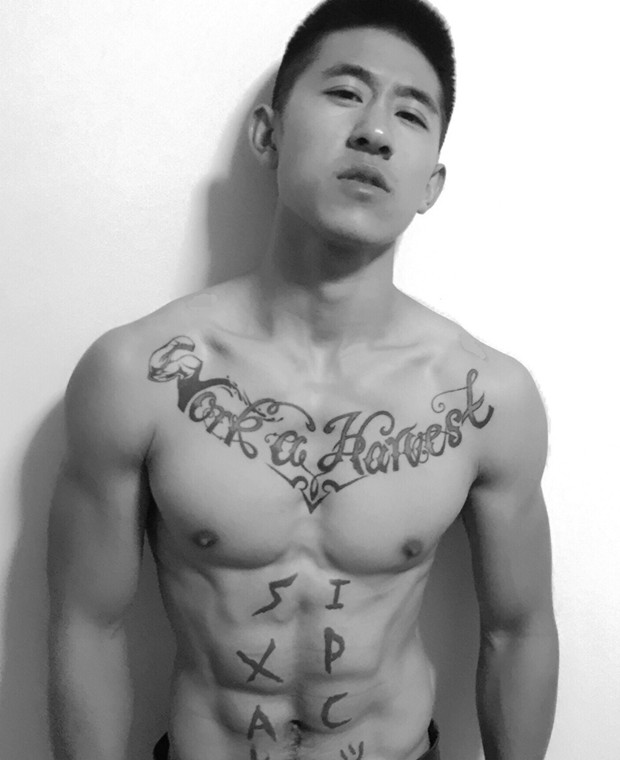 帅气型男腹肌有纹身的教练