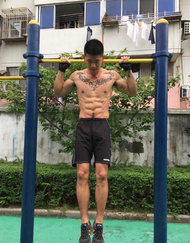 帅气型男腹肌有纹身的教练