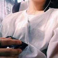 男生戴耳机不露脸的半身头像 