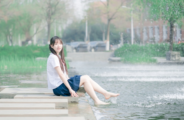 水边清新校服女学生照片
