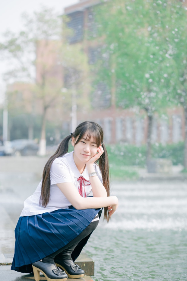 水边清新校服女学生照片