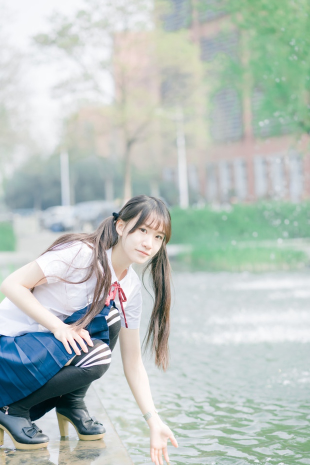 水边清新校服女学生照片
