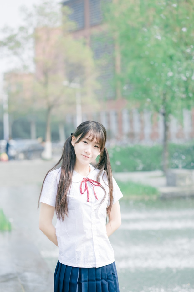 水边清新校服女学生照片
