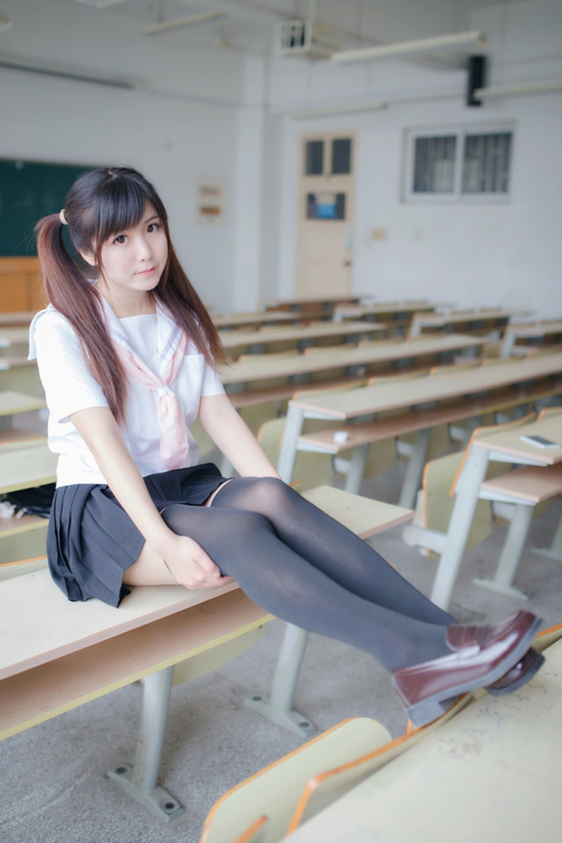 教室里的制服女生图片