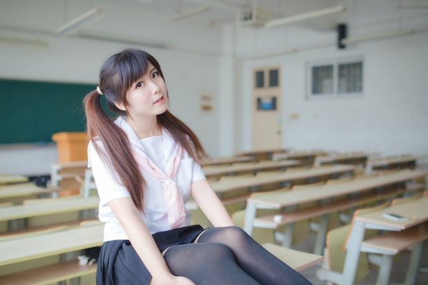 教室里的制服女生图片