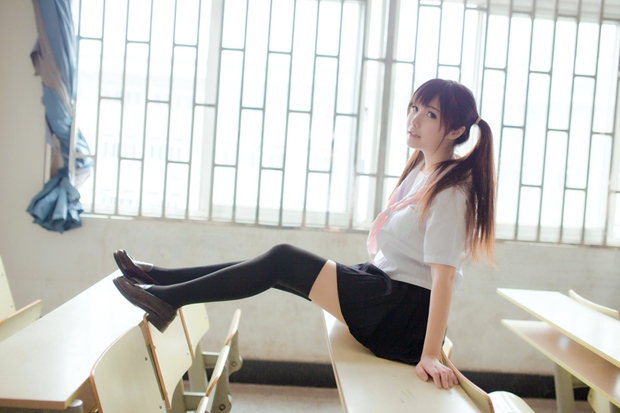 教室里的制服女生图片