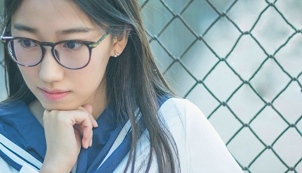 单纯校园里的学生制服网球妹子