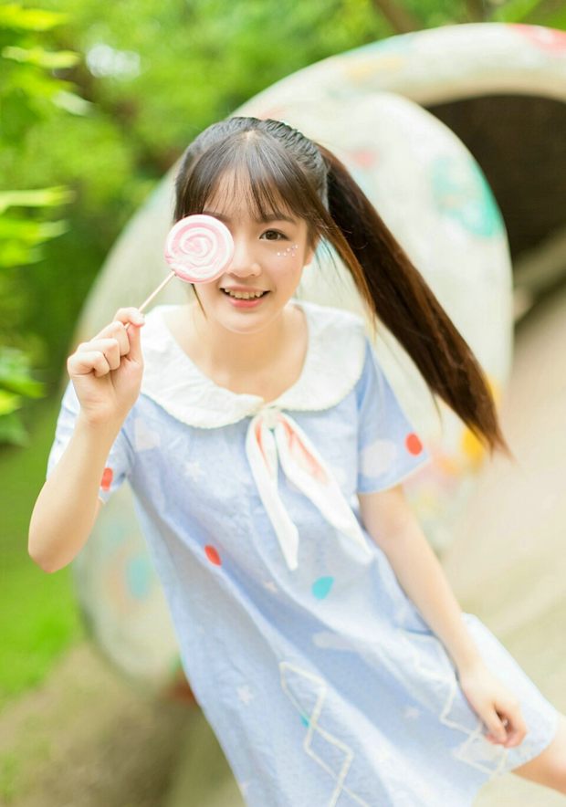 可爱的清新棒棒糖美女