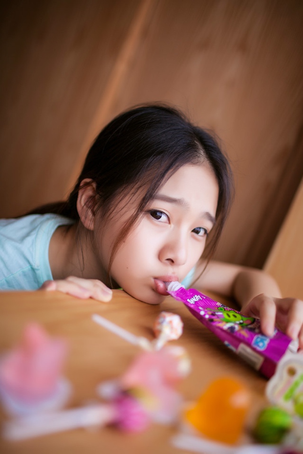 可爱吃货糖果萌妹子