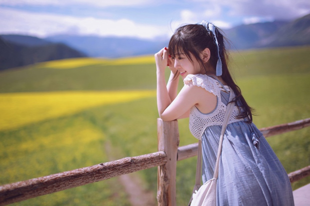 清新甜甜爱笑旅行中的软妹子