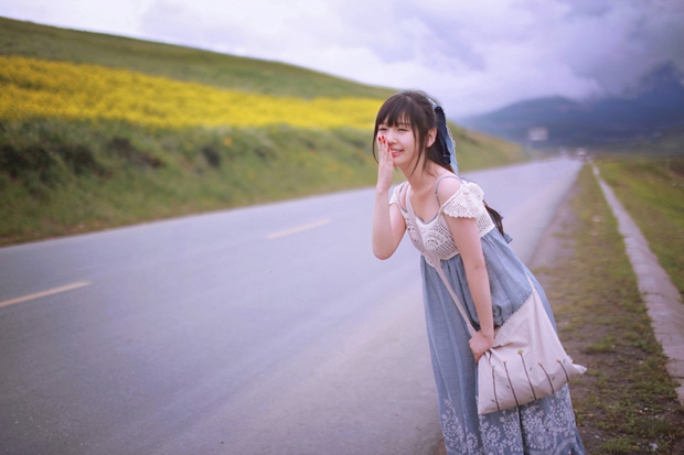 清新甜甜爱笑旅行中的软妹子