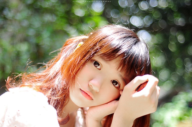 动物园里萌萌的马尾辫女孩