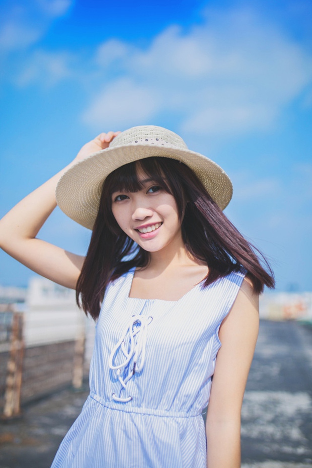 蓝天下桥上的快乐美女图片