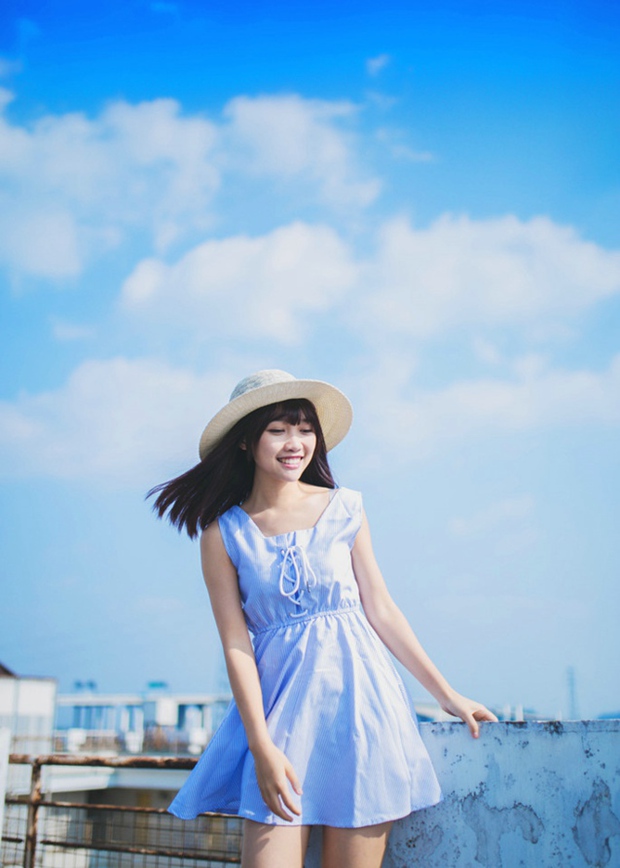 蓝天下桥上的快乐美女图片