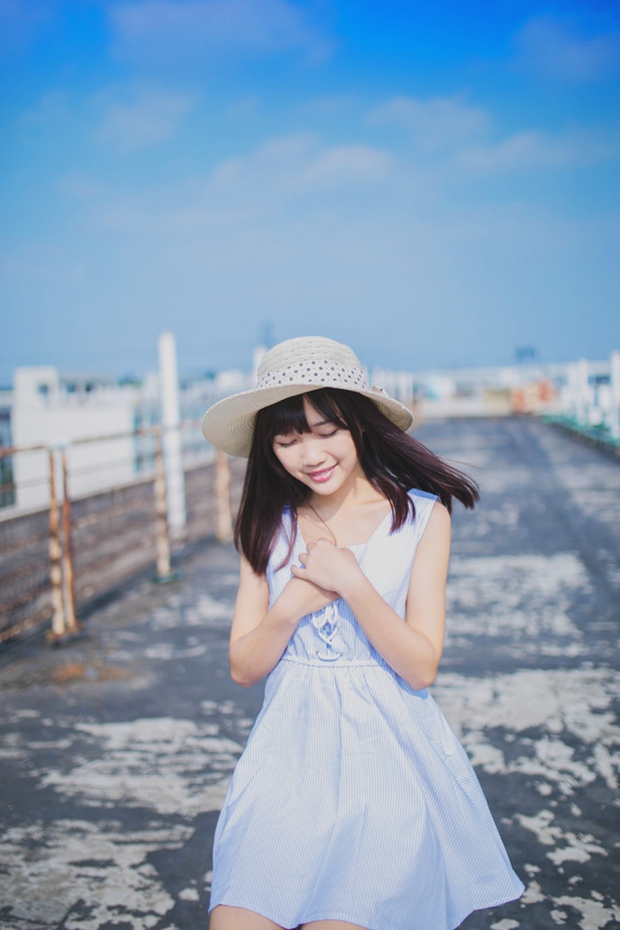 蓝天下桥上的快乐美女