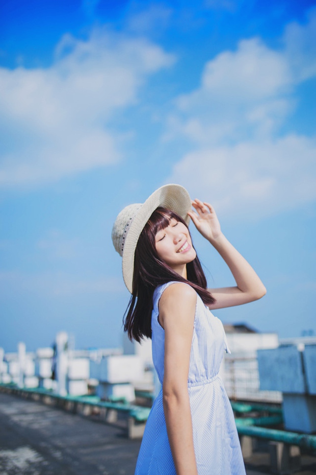 蓝天下桥上的快乐美女