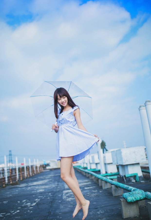 蓝天下桥上的快乐美女
