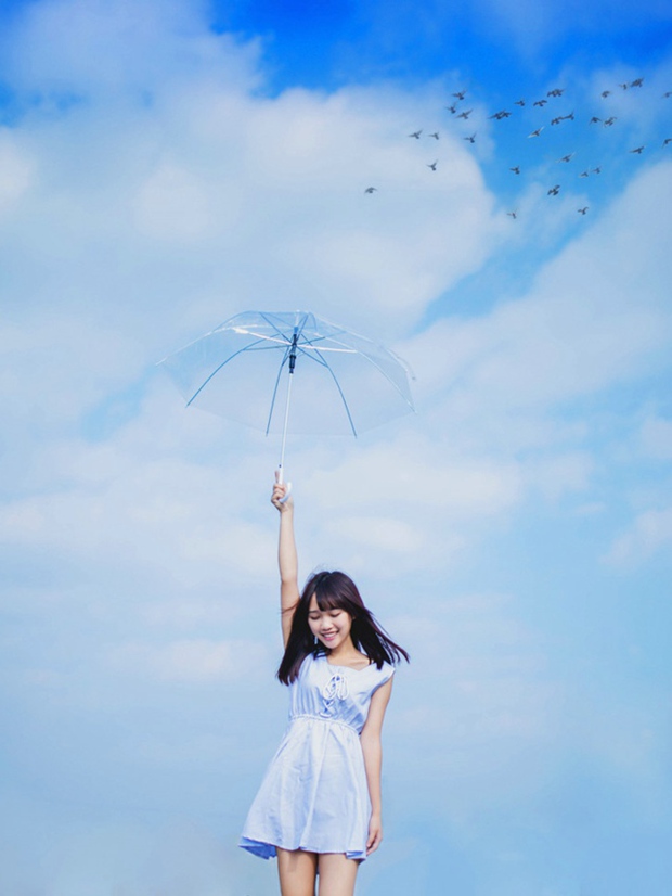 蓝天下桥上的快乐美女