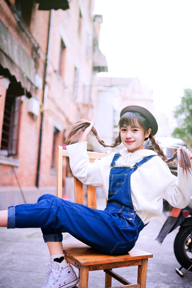 邻家背带裤长辫子可爱妹子