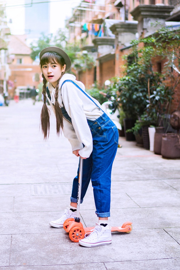 邻家背带裤长辫子可爱妹子