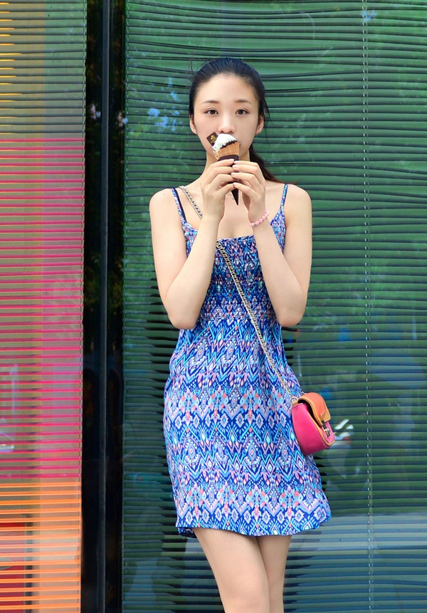 彭豆豆清春甜蜜可爱街拍照片