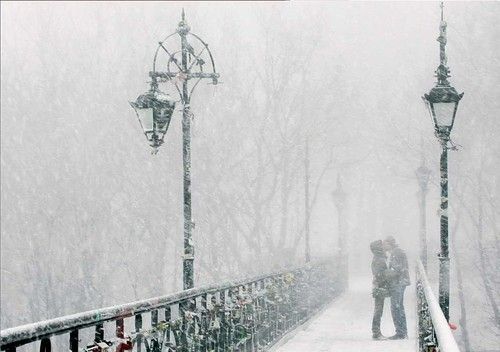 冬天下雪的夜晚美景图片